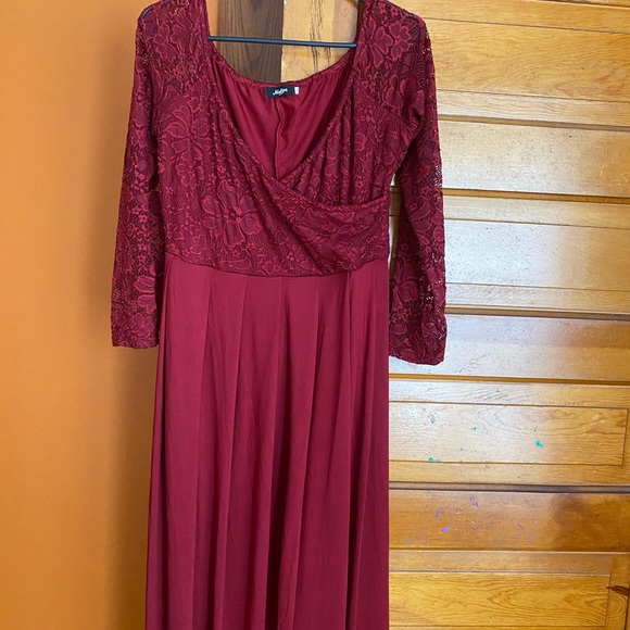 Lace sleeved maternity dress - Picture 3 of 7